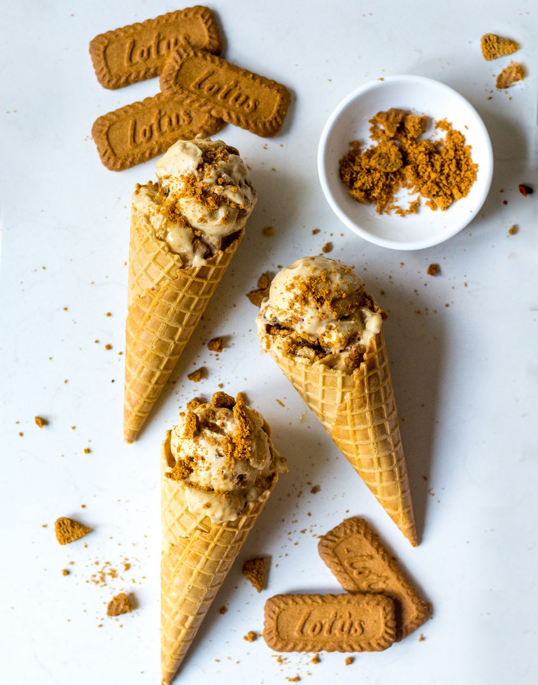 speculoos ice cream in waffle cones with cookies crumbled