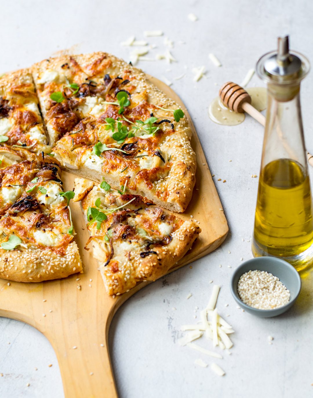 pizza with chicken, onion, goat cheese